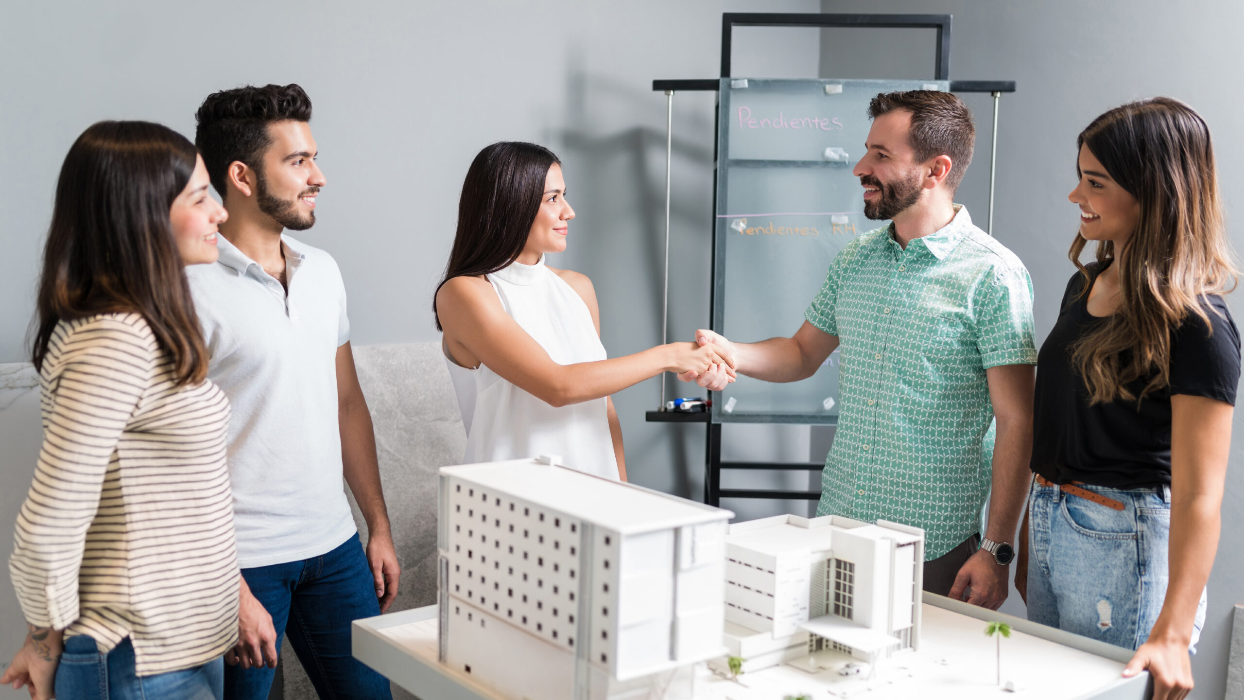 Descubre cómo la Generación Z está cambiando el mercado inmobiliario y qué significa esto para las mudanzas modernas y sostenibles. 🚚✨