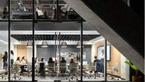 La reconversión inteligente no se trata solo de cambiar mobiliario o añadir tecnología. Se basa en redefinir el propósito de la oficina: pasar de un espacio operativo a un centro de conexión humana y colaboración estratégica.