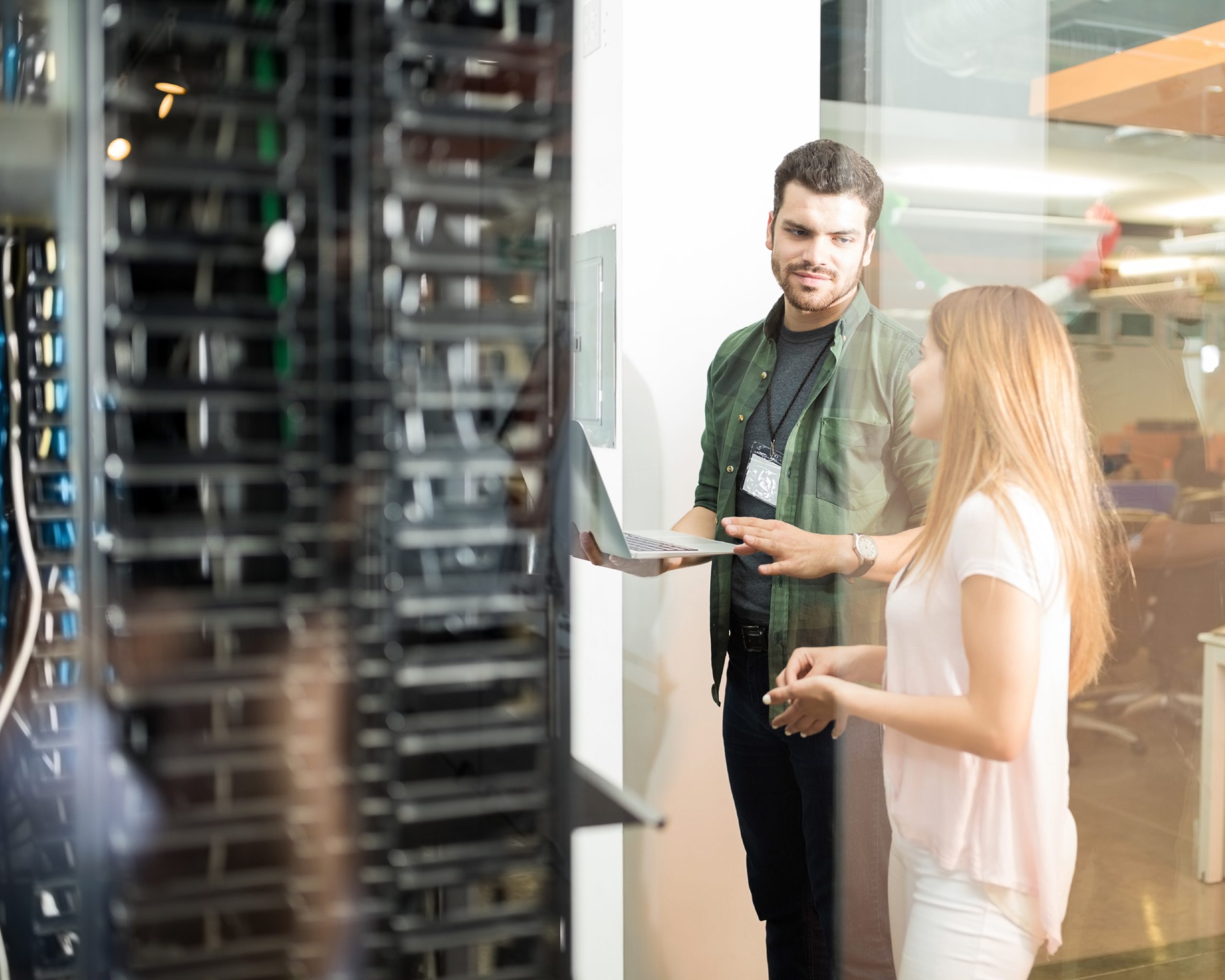 La logística empresarial profesional protege el cerebro digital de tu empresa: servidores, bases de datos e infraestructura crítica con máxima seguridad y continuidad operativa.